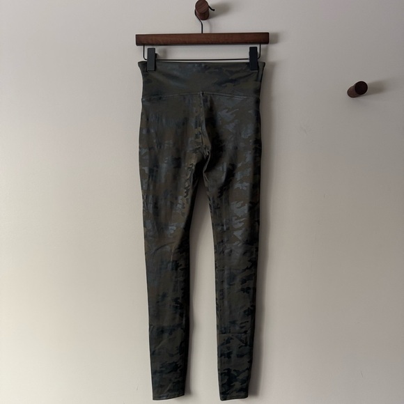 SPANX DARK GREEN FAUX LEATHER CAMO HIGH WAIST LEGGINGS - Picture 2 of 6